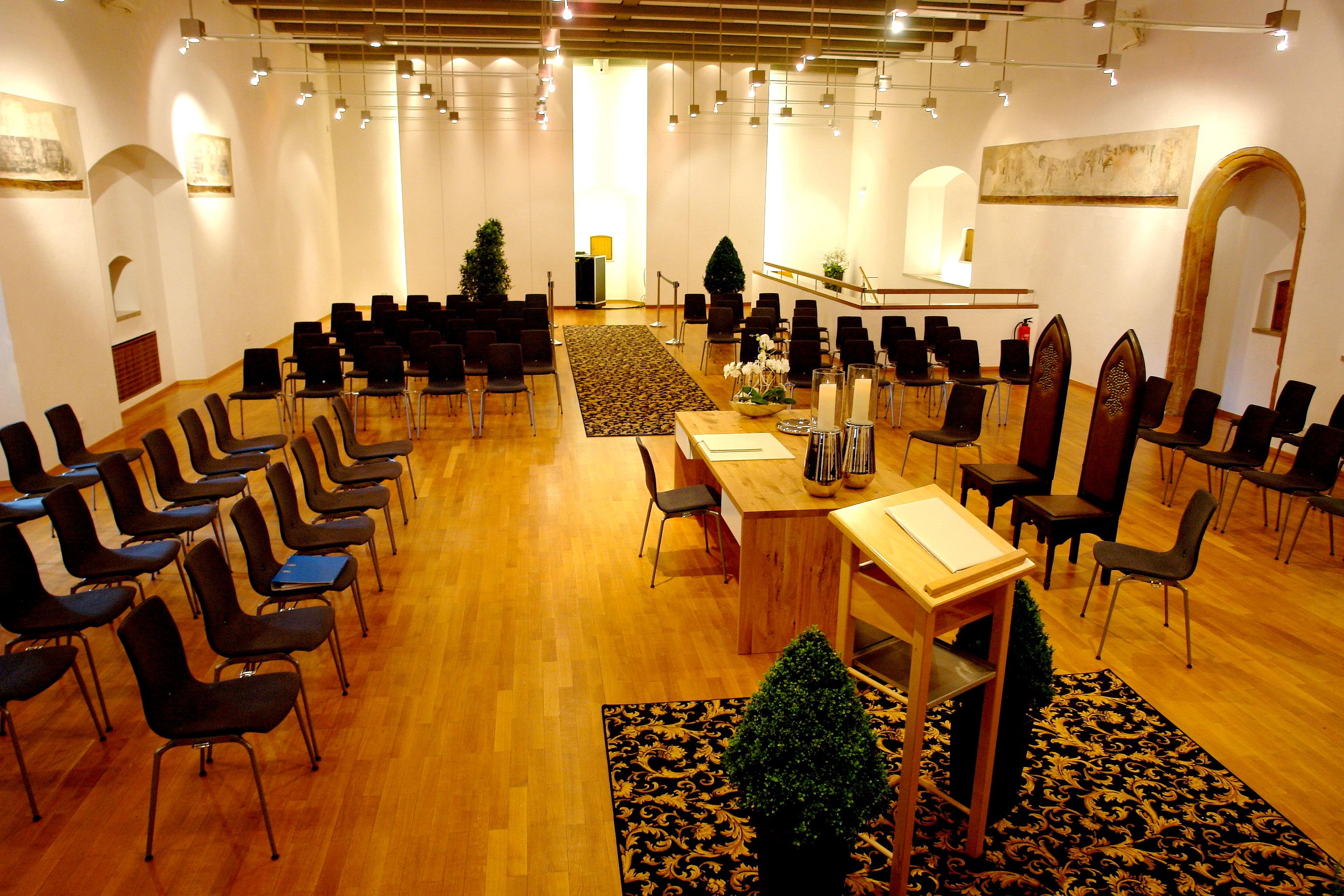 Im Standesamt Neumarkt sind noch viele Trau-Termine frei